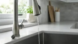 Почему у смесителя слабый напор после мутной воды и как прочистить аэратор